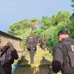 Polícia diz que menina de 13 anos estuprada por 6 homens foi confundida com namorada de bandido no RJ — Foto: Reprodução/TV Globo